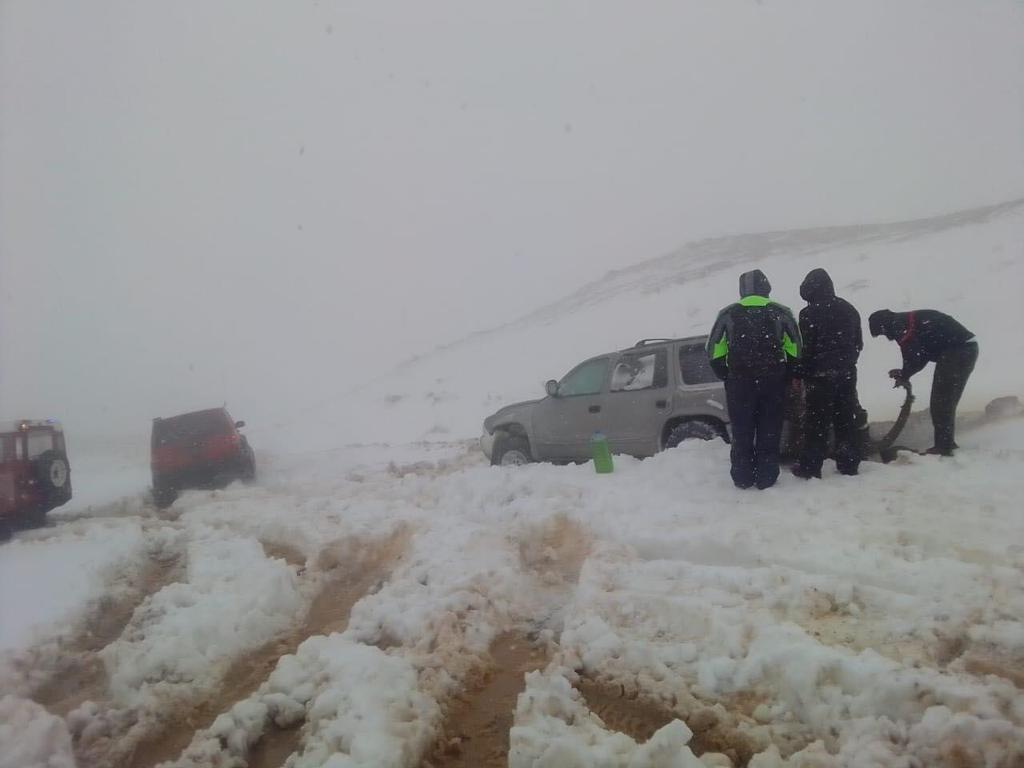 بالصور- في أعالي جبل صنين... الثلوج تحاصر 6 مواطنين